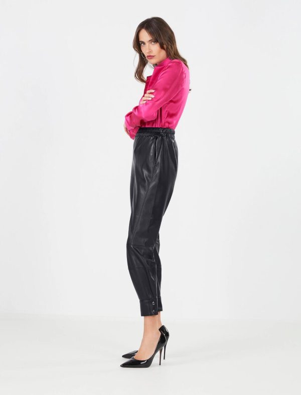 BCBG RAFFAELLA FAUX LEATHER JOGGER - BLACK BEAUTY - Image 3